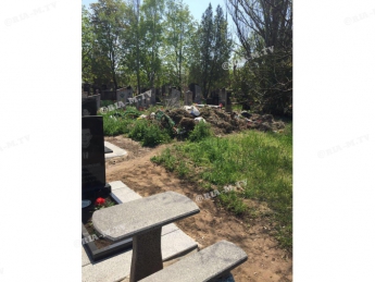 Тонны яда принесли родственники на мелитопольские кладбища (фото)