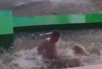 Безумству храбрых? В Мелитополе открыли купальный сезон в фонтане (видео)