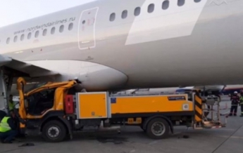 В московском аэропорту погрузчик въехал в Boeing (видео)