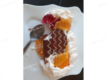 Чудеса маскировки. В мелитопольском кафе посетителя удивили "простотой" десерта (фото)