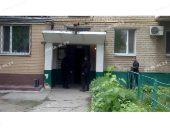 В Мелитополе подозреваемые в наркоторговле из Кривого Рога забаррикадировались в квартире многоэтажки (фото, добавлено видео)