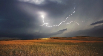 В Запорожской области повышенная опасность поражения молнией. Что делать, если вас застала гроза