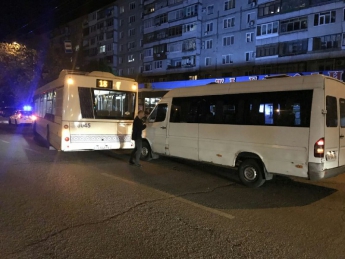 В Запорожье произошло ДТП с участием маршрутки и автобуса (Фото)