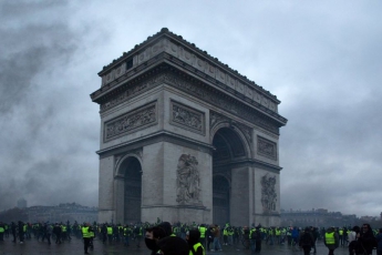 Поврежденная Триумфальная арка в Париже откроется 8 мая