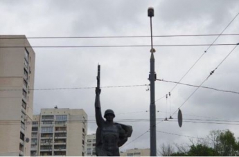 Молния сбила флаг с памятника Воину-освободителю (видео)