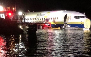 В США Boening с более чем сотней пассажиров упал в реку