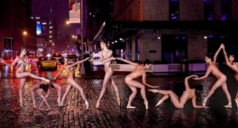 Впечатляюще: обнаженные танцоры устроили перфоманс среди города