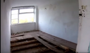 Заброшенную базу в Кирилловке разбирают по кирпичам (видео)