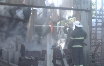 В Харькове сгорел мебельный склад (фото)