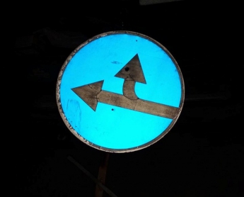 В Запорожье воры уложили дорожный знак в иномарку (Фото)