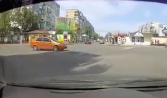 Водитель иномарки едва не спровоцировал ДТП в центре Мелитополя (видео)