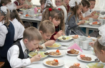 В Запорожской области ученик наткнулся на мерзкую находку в школьном обеде (Фото)