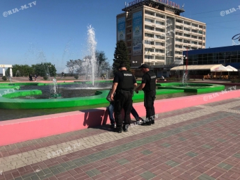 Полицейские долго уговаривали мелитопольского выпивоху покинуть фонтан (видео)