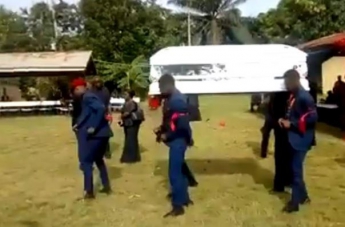 Носильщики гроба начали танцевать и уронили тело (видео)