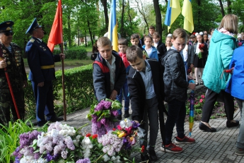 Сотни цветов легли к подножиям памятников героям-освободителям (фото)