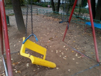 В Запорожской области школьники изуродовали детскую площадку (Фото)