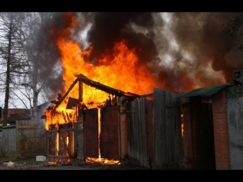 Спасатели вытащили старушку из горящего дома