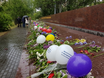 Нардеп Балицкий шариками "поздравил" мертвых и жаловался на туфли (фото)