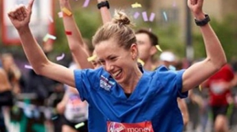 Британка пробежала марафон в форме медсестры и попала в Книгу рекордов