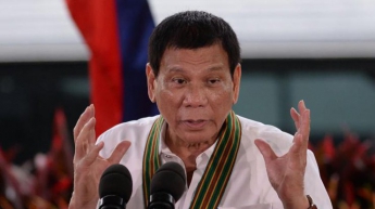 На президента Филиппин напал огромный таракан (видео)