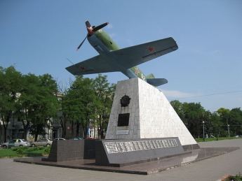 В центре Запорожья парень, делая селфи, упал с памятника и сильно покалечился