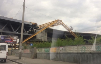 В Киеве на Подольско-Воскресенском мосту упал кран – соцсети (фото)