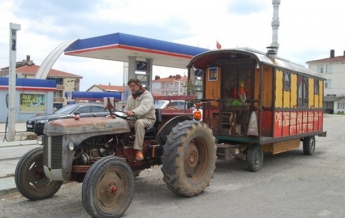 Француз добрался до Турции, путешествуя на тракторе в Индию (фото)