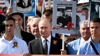 Российский журналист сравнил кремлевский "Бессмертный полк" с шествиями Третьего рейха