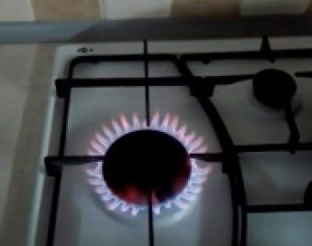 В Мелитополе газ снова изменил цвет на оранжевый (видео)