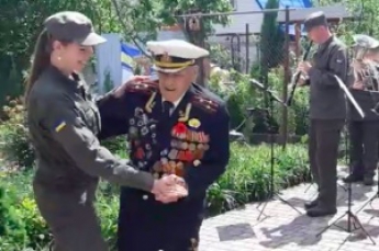 Запорожский ветеран отметил 101-й День рождения, танцуя вальс