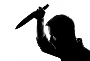 В Киеве мужчина изуродовал ножом лицо знакомого и отрезал ему ухо