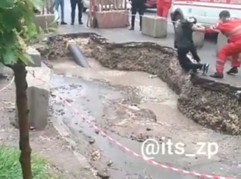 В Запорожье сотрудник «скорой помощи» толкнул мужчину в яму с водой (видео)
