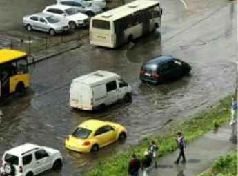 Опубликованы фото и видео, как на Позняках в Киеве после дождя затопило проход к метро и дороги