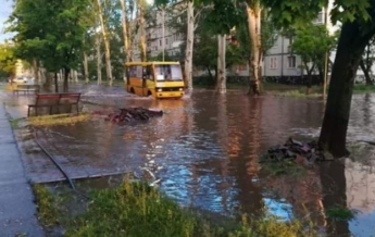 В Запорожской области бушевала стихия: Автомобили "ныряли" в образовавшиеся озера (фото)