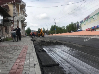 На одной из главных улиц в Мелитополе подрядчик приступил к установке ливнеотводов (фото)