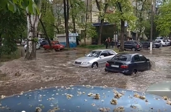 Град и ливень: в центре Запорожья "утонуло" авто (фото)