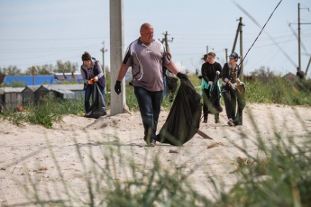 Смотрите, что нашли во время уборки в Кирилловке на берегу Азовского моря (фото)