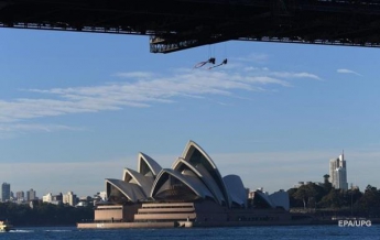 В Австралии 13 активистов Greenpeace привязали себя к мосту (видео)