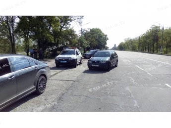В Мелитополе сотрудники ГБР заблокровали движение водителя на Мерседесе (фото)