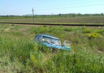 В Запорожской области легковушка вылетела в кювет: водителя увезли на скорой