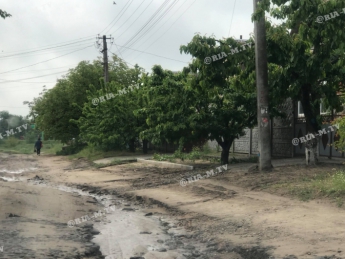 В Мелитополе ливневые потоки превратили дороги в траншеи (фото)