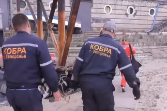 В Запорожье 17-летняя девушка сорвалась с моста Преображенского (Видео)