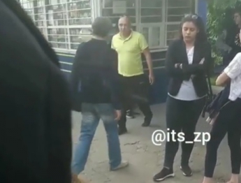 В Запорожье маршрутчик выкинул документы и избавился от пассажира (Видео)