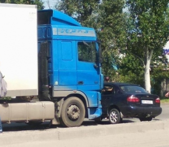 ДТП в Мелитополе - фура протащила по дороге Ланос (фото)