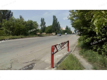 На въезде в Мелитополь устанавливают шлагбаумы для проведения спецопераций (фото)