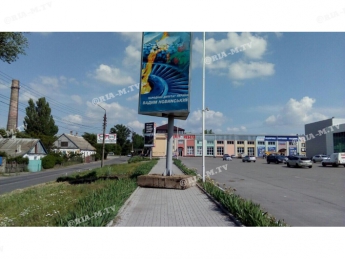 В Мелитополе из-за ремонта билборды оказались на тротуаре (фото)