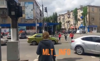 С риском для жизни. Как в Мелитополе пешеходы дорогу переходят (видео)