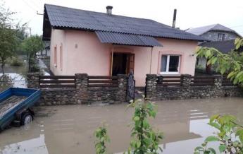 Непогода на Прикарпатье: подтоплены сотни домов (фото)