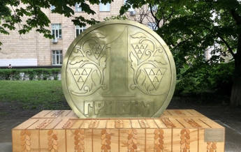 В Киеве установили памятник гривне
