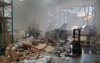 В США истребитель F-16 врезался в здание (фото)